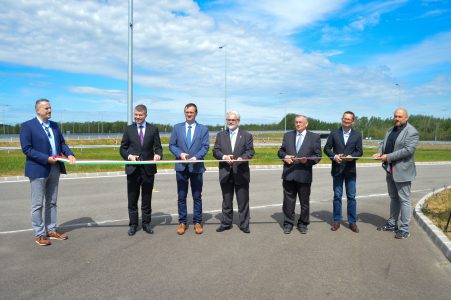 Ágh Péter, az Építési és Közlekedési Minisztérium állami beruházások társadalmi koordinációjáért felelős államtitkára, Lezsák Sándor, a Magyar Országgyűlés alelnöke és a térség országgyűlési képviselője, Dr. Szeberényi Gyula Tamás, a térség országgyűlési képviselője, Madari Róbert, Lakitelek polgármestere és Kutasi Ferenc, Szentkirály alpolgármestere.