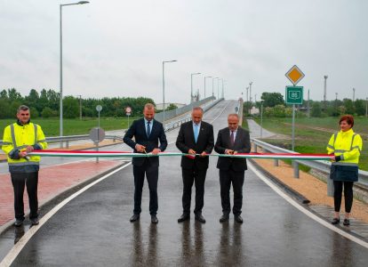 Nagy István fideszes országgyűlési képviselő, agrárminiszter (j), Nagy Bálint, az Építési és Közlekedési Minisztérium közlekedésért felelős államtitkára (b) és Árvay István (Fidesz-KDNP) polgármester (k) az átadón