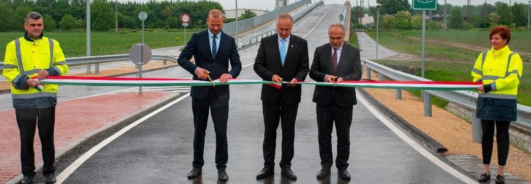 Nagy István fideszes országgyűlési képviselő, agrárminiszter (j), Nagy Bálint, az Építési és Közlekedési Minisztérium közlekedésért felelős államtitkára (b) és Árvay István (Fidesz-KDNP) polgármester (k) az átadón